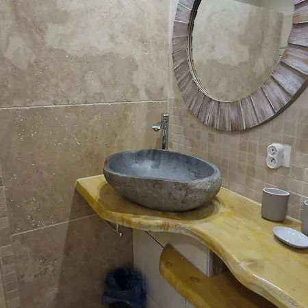 3 Pièces Climatisé Avec Piscine Et Parking Proche à - Fr-1-780-87