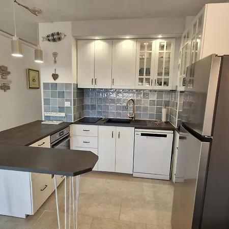 Apartment 3 Pieces Climatise Avec Piscine Et Parking Proche A - Fr-1-780-87 *