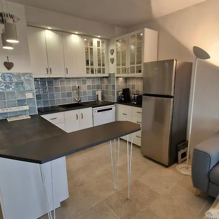 3 Pièces Climatisé Avec Piscine Et Parking Proche à - Fr-1-780-87