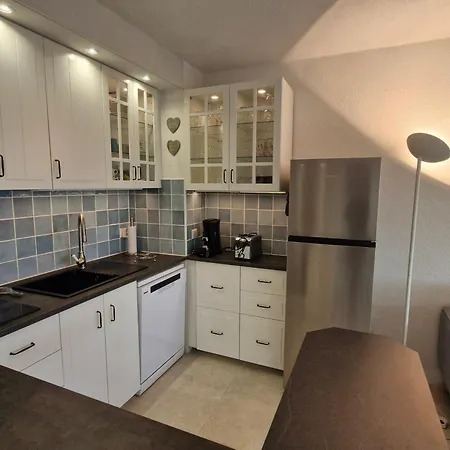 3 Pièces Climatisé Avec Piscine Et Parking Proche à - Fr-1-780-87 *