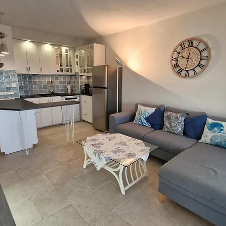 Apartment 3 Pieces Climatise Avec Piscine Et Parking Proche A - Fr-1-780-87 *